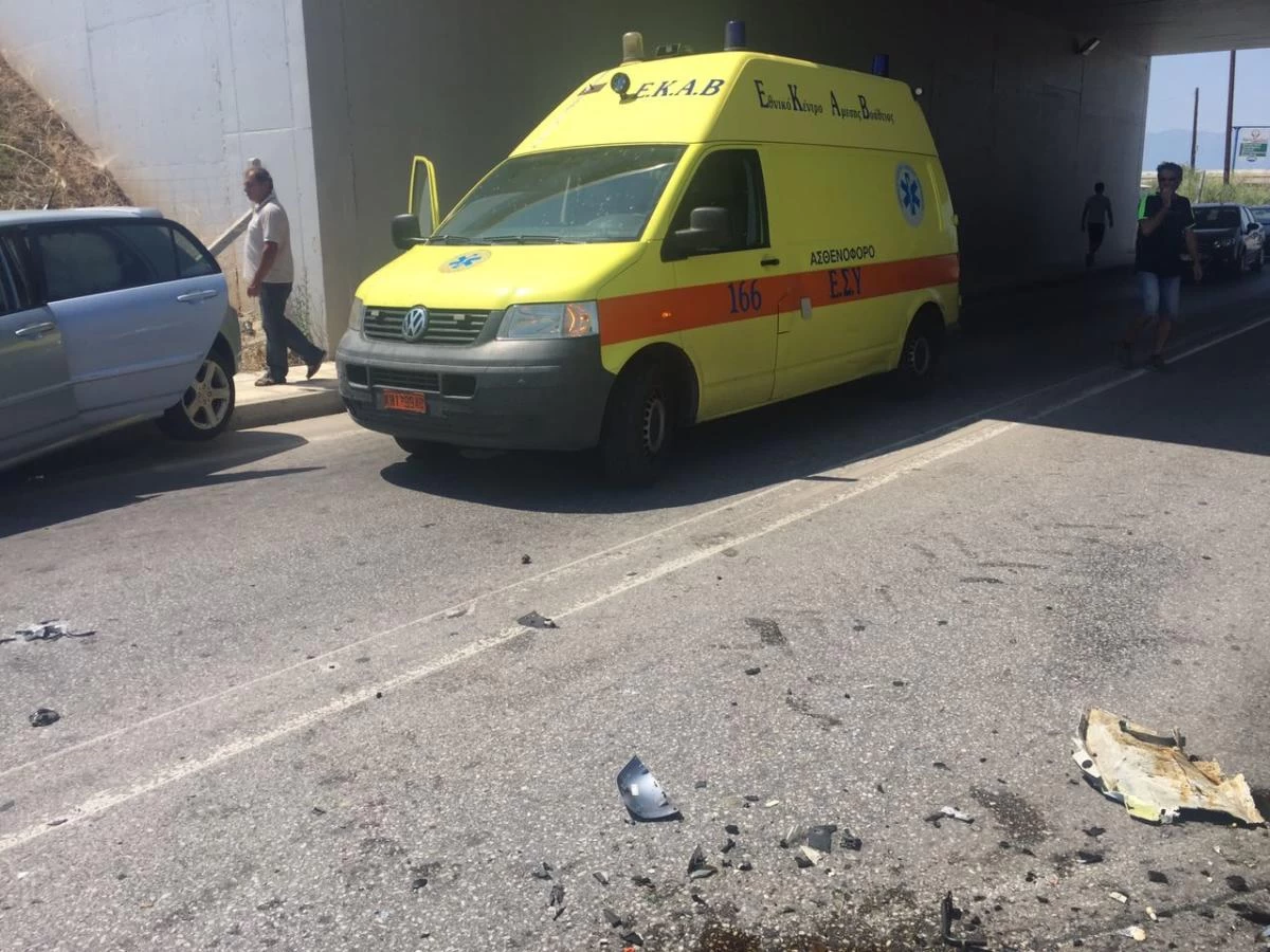 Τρίκαλα: Σοκαριστικό τροχαίο με δύο σοβαρά τραυματίες- Εκτινάχθηκαν τα οχήματαΕικόνες